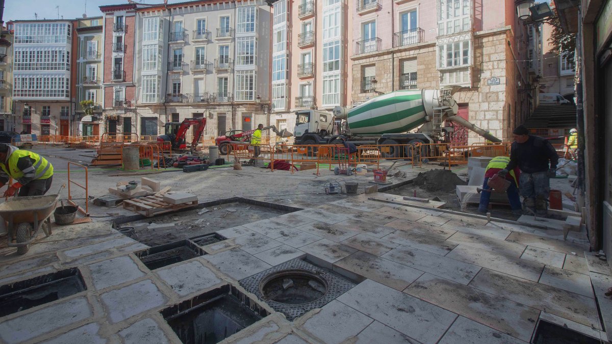 Los trabajos se centran en conseguir que esta zona sea más accesible para los viandantes con una imagen renovada. RAÚL G. OCHOA