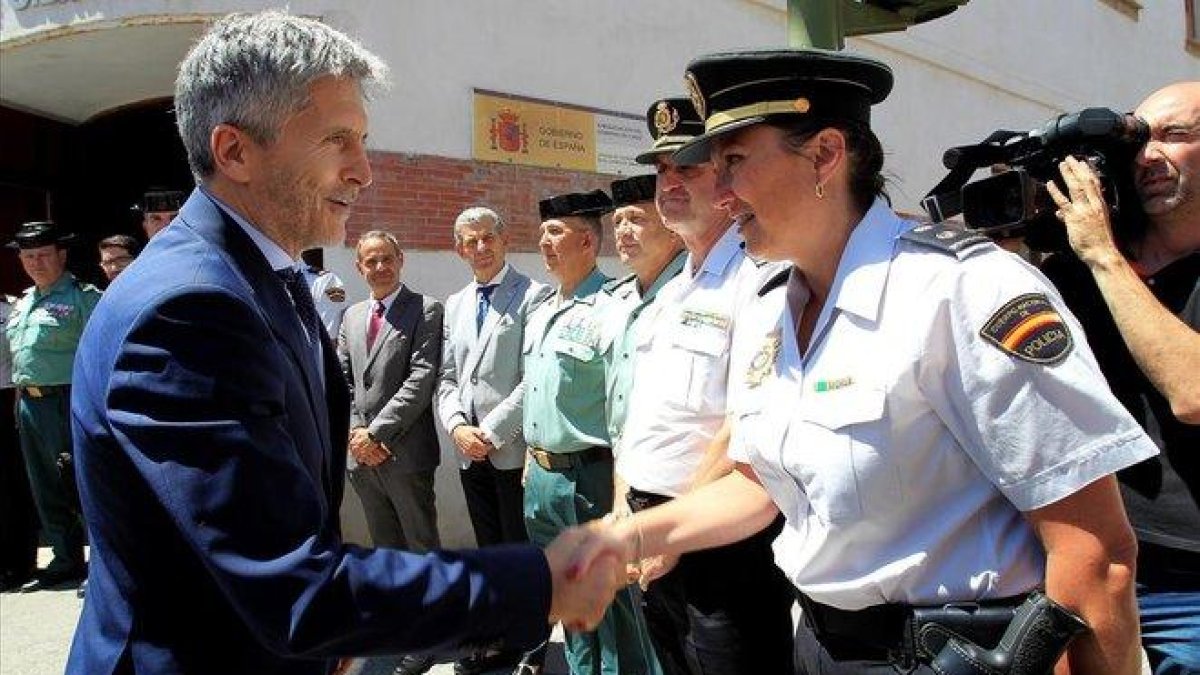 Fernando Grande-Marlaska saluda a policías y guardias civiles durante una visita a Algeciras (Cádiz) en julio pasado.-A CARRASCO RAGEL (EFE)