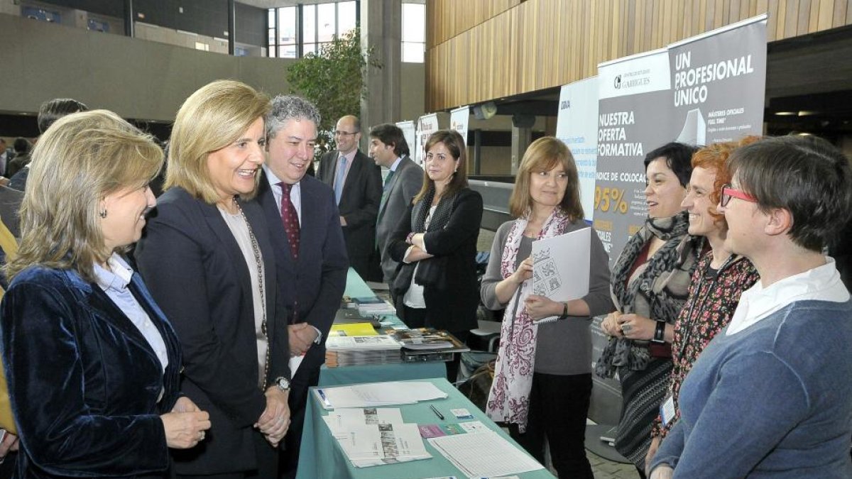 La ministra de Empleo y Seguridad Social, Fátima Báñez, visita la Feria de Empleo de Segovia, junto a la delegada del Gobierno en Castilla y León, María José Salgueiro; Y el secretario de Estado de la Seguridad Social, Tomás Burgos.-ICAL