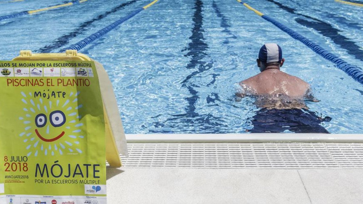 Un nadador, durante el reto de metros en la piscina de El Plantío.-SANTI OTERO