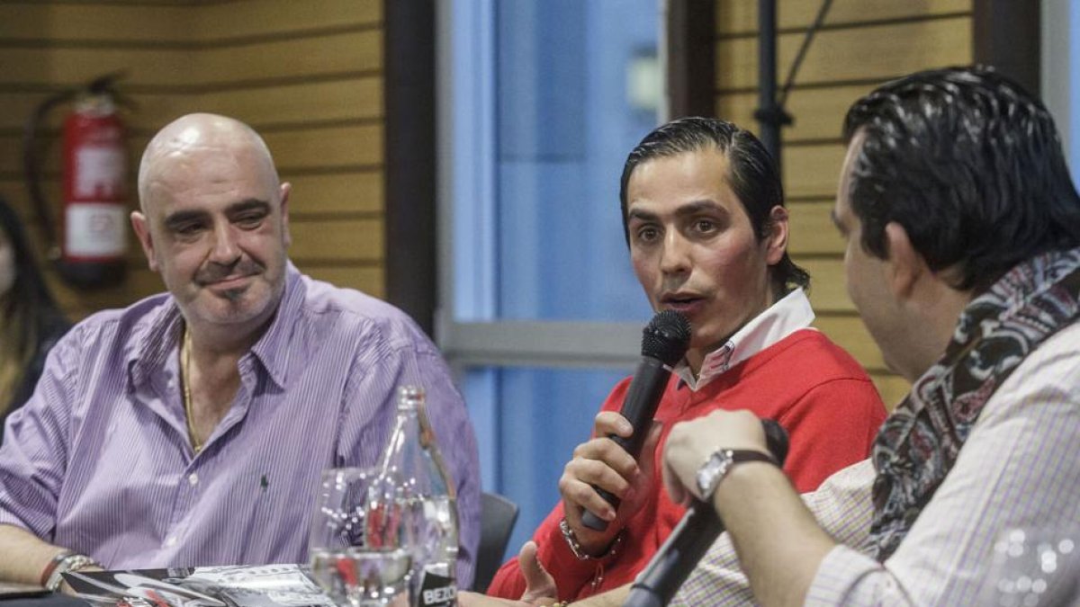 La presentación del libro reunió a un buen número de aficionados taurinos.-SANTI OTERO
