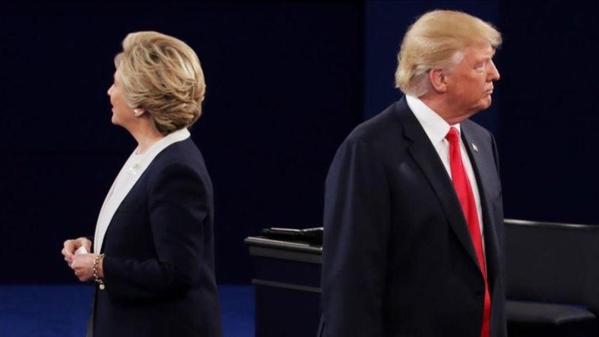 Clinton y Trump, en el segundo debate.-AFP / CHIP SOMODEVILLA