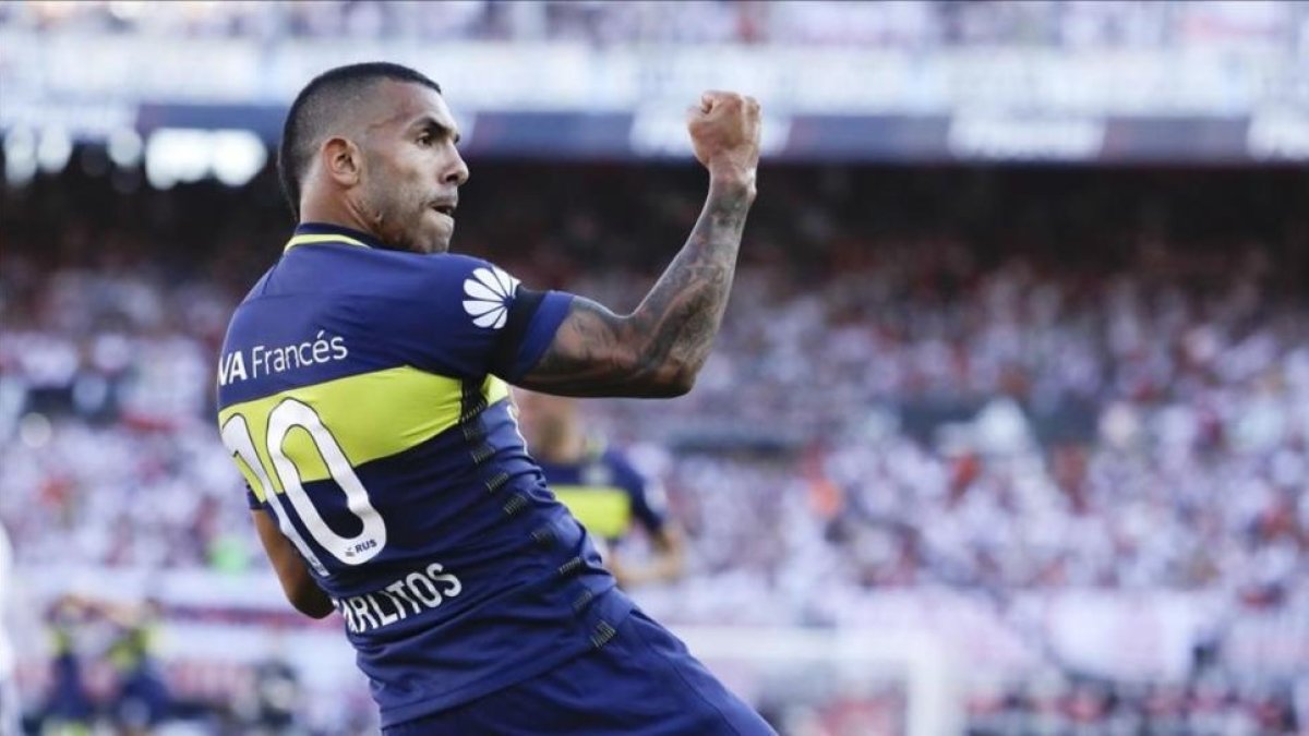 Tévez celebra uno de sus goles en el Monumental de River.-AP / NATACHA PISARENKO
