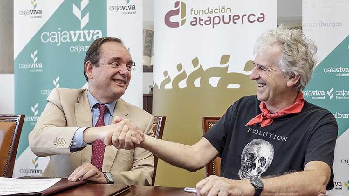 Ramón Sobremonte y Juan Luis Arsuaga se dan la mano, ayer, tras la firmar el convenio de colaboración.-RAÚL G. OCHOA