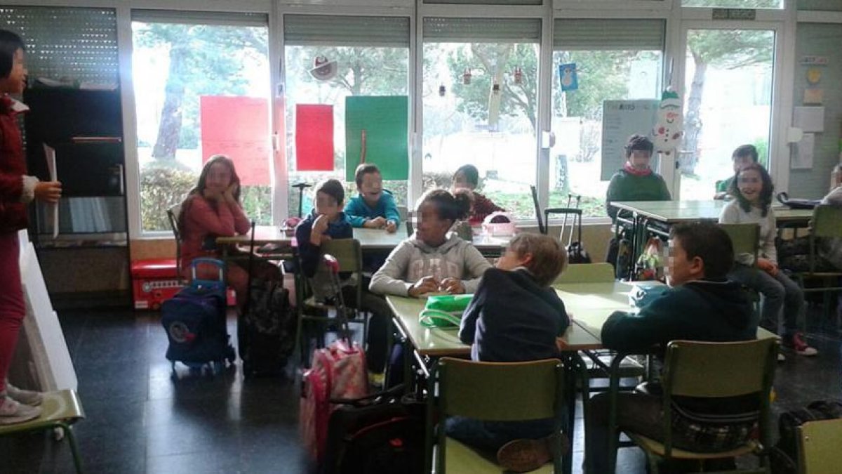 Los grupos preparan el proyecto durante las clases.-ECB