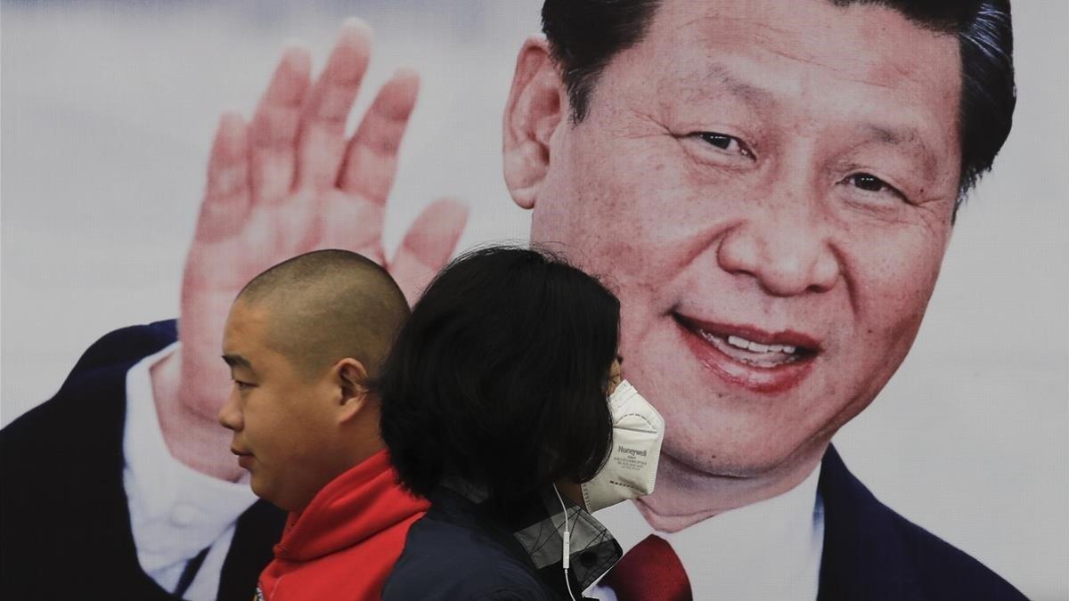 Una valla publicitaria con la foto del líder chino Xi Jinping en Pekín.-/ AP / ANDY WONG