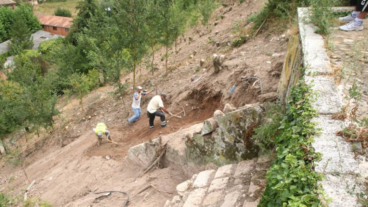 Los trabajos de limpieza de la ladera del casco histórico mostraron partes que podrían pertenecer a la colegiata.-M. A.