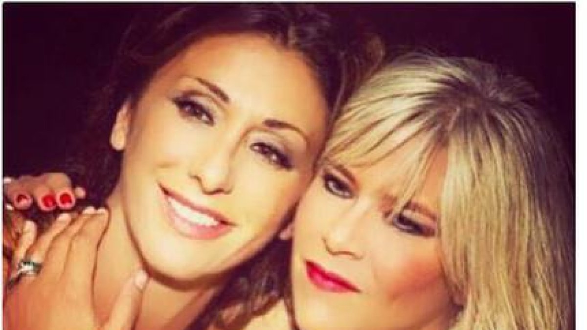 Las cantantes Sabrina Salerno y Samantha Fox en una imagen actual que ha tuiteado Sabrina el 8 de enero del 2016.-TWITTER