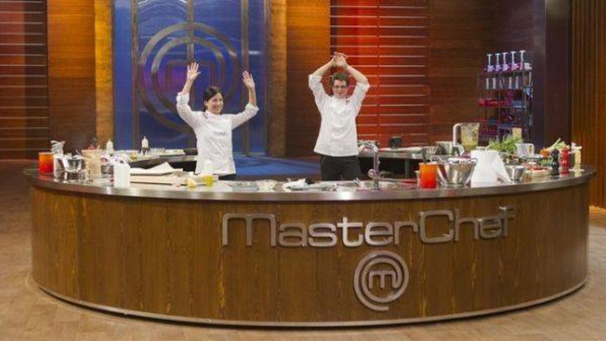 Vicky y Mateo, finalistas de la segunda temporada de 'Masterchef', en el plató.-Foto: RTVE
