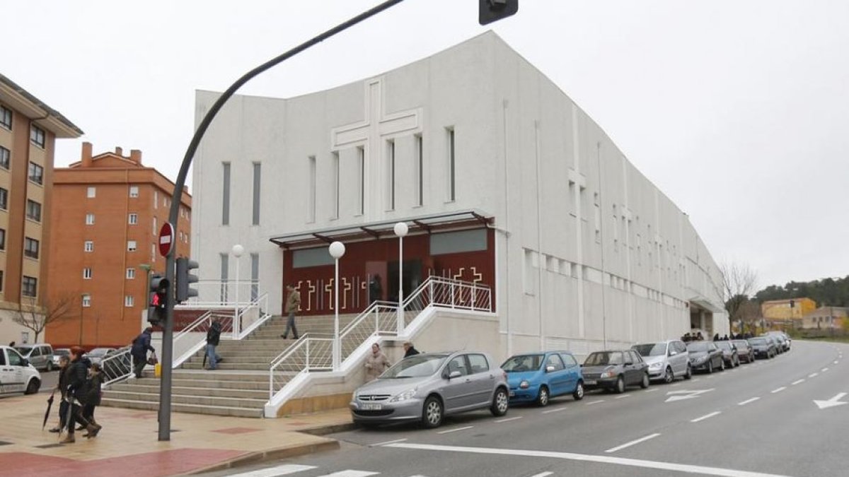 La recolecta se realiza en la parroquia de Nuestra Señora del Rosario, en Fuentecillas. RAÚL G. OCHOA