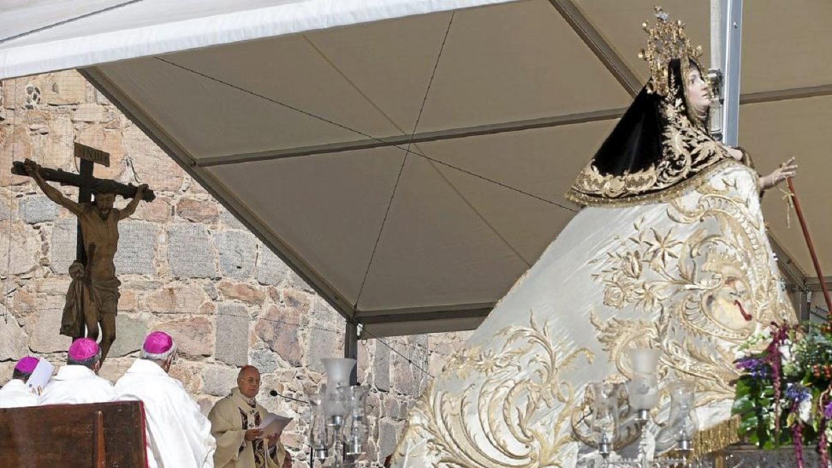 El cardenal Ricardo Blázquez, durante su homilía en la ceremonia que clausuró el V Centenario de Santa Teresa.-Ical