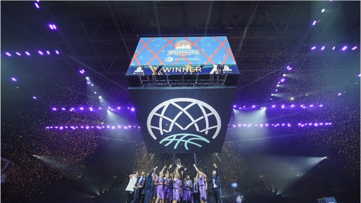 El Hereda San Pablo Burgos celebra el título logrado en el OAKA. FIBA