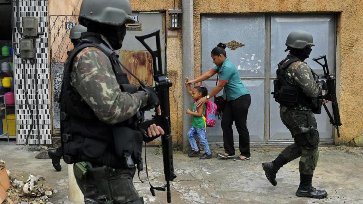 Patrulla militar en Vila Kennedy, una favela de Río de Janeiro.-AFP / CARL DE SOUZA