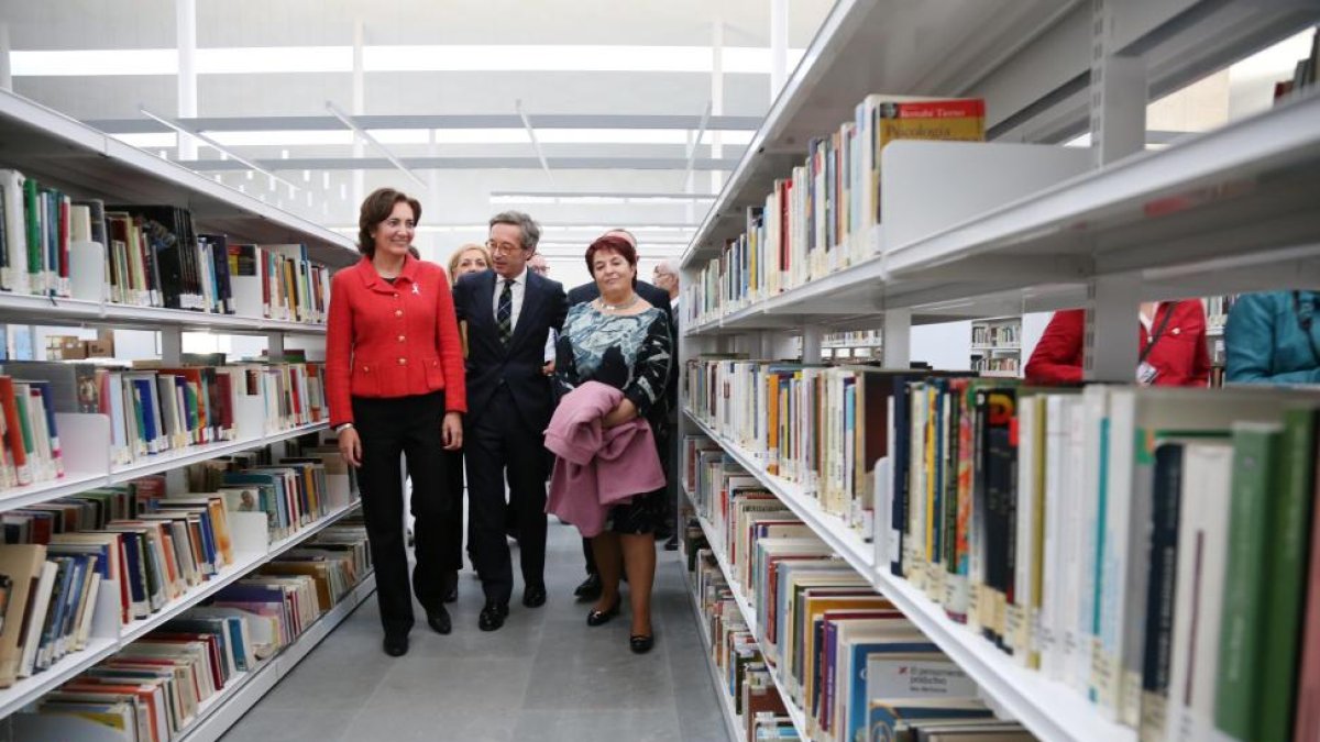 La consejera de Cultura y Turismo, María Josefa García Cirac, y el secretario de Estado de Cultura, José María Lassalle, visitan las nuevas instalaciones de la biblioteca pública de Segovia, acompañados de la alcaldesa de la ciudad, Clara Luquero-Ical