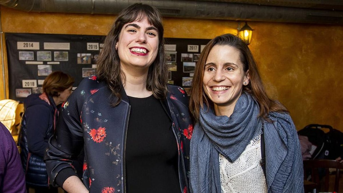 Eugenia Sáez, a la izquierda, junto a la concejal de Imagina Eva de Ara.-SANTI OTERO