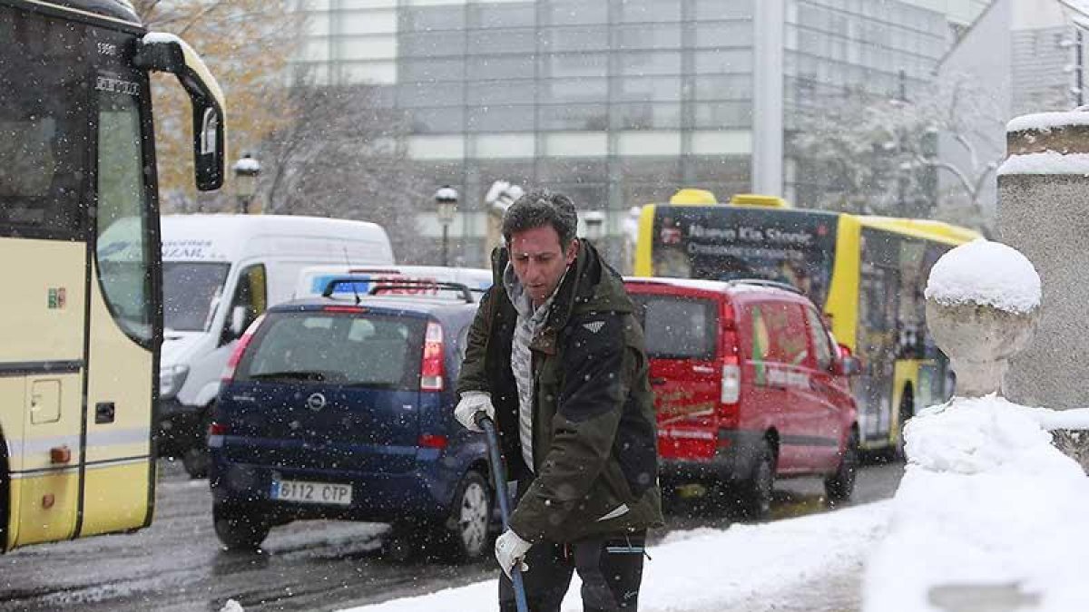 Un operario de limpieza retira nieve en el Puente San Pablo.-RAÚL G. OCHOA