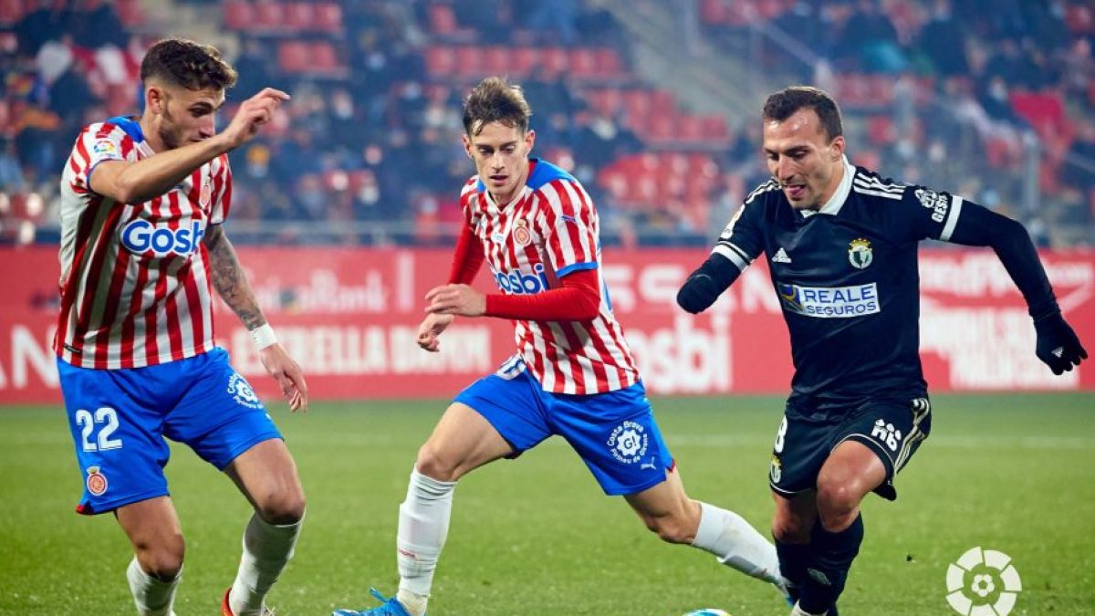 Valcarce busca posición de remate en el área. LALIGA