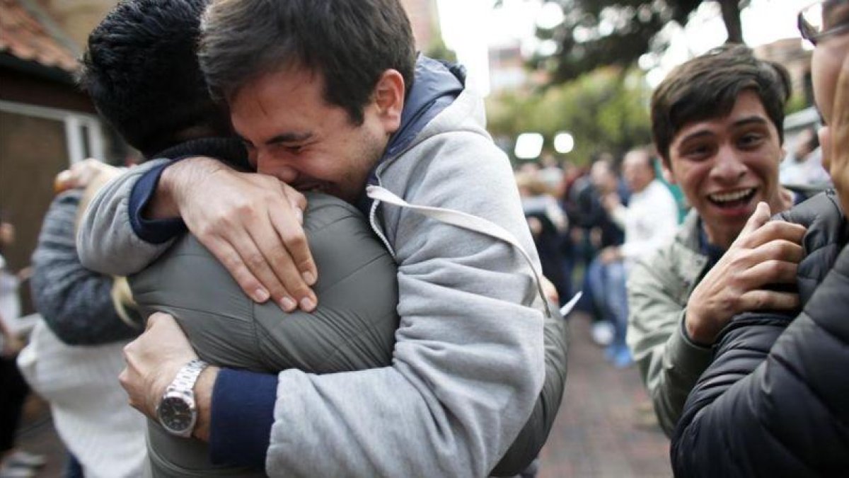 Opositores a los acuerdos de paz tras conocer los resultados del referéndum.-AP / Ariana Cubillos