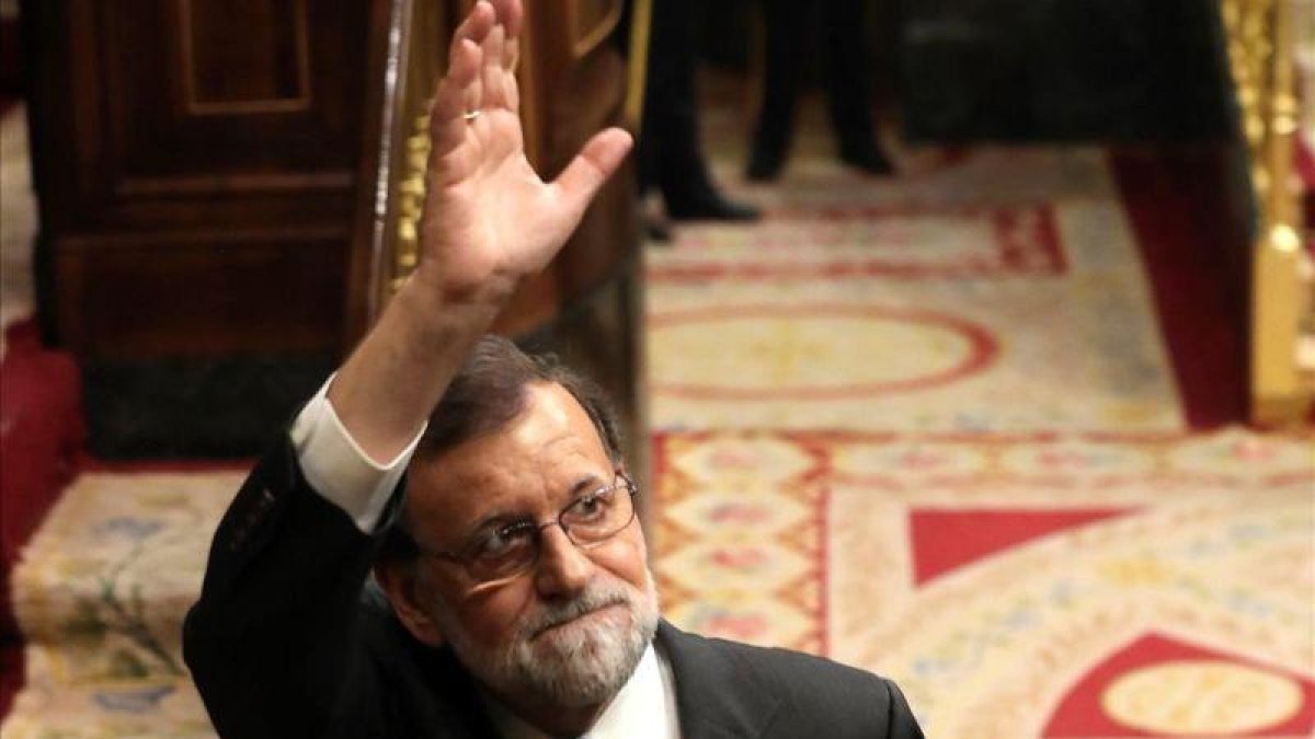 Rajoy, en el hemiciclo, tras el debate de la sesión matutina.-EFE / JJ GUILLEN