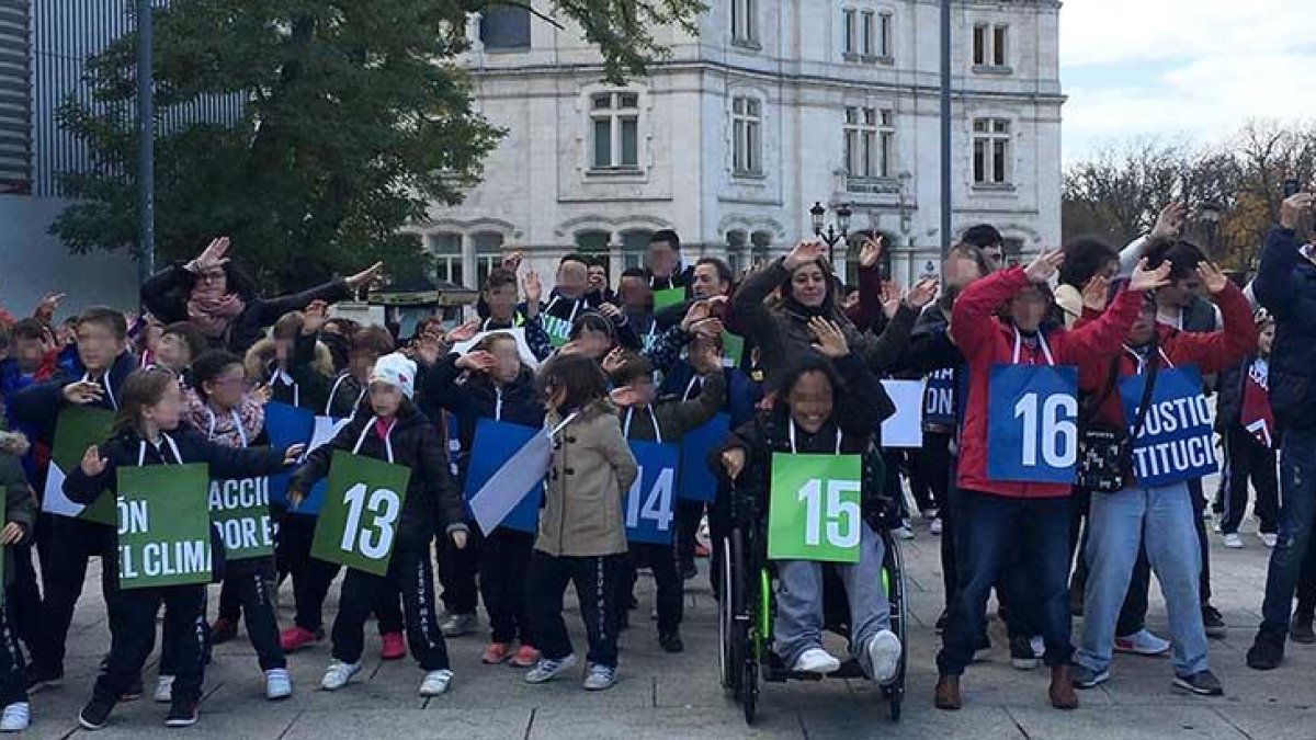 Al ritmo de ‘Bajo el mismo sol’, los más pequeños realizaron el flashmob que previamente ensayaron.-RAÚL G. OCHOA