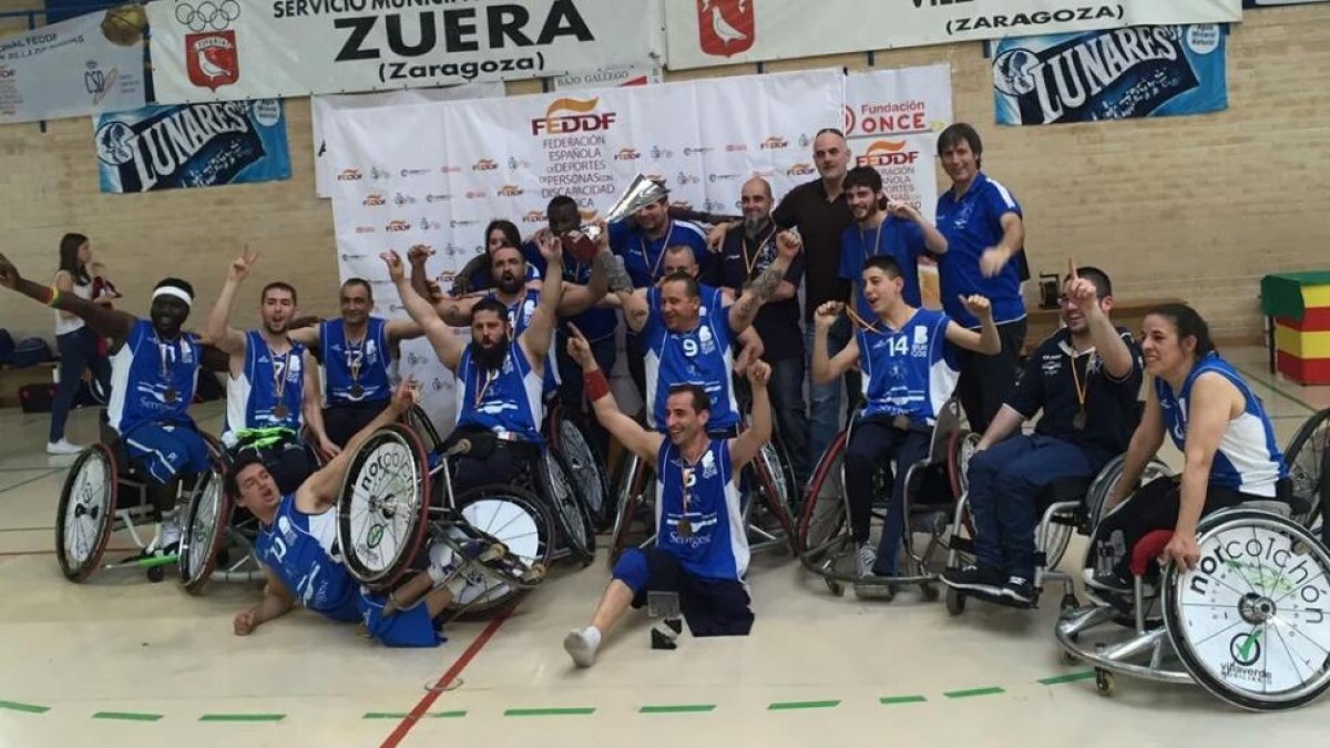 Plantilla, cuerpo técnico y directiva del Servigest posan con el trofeo de campeón, ayer.-ECB