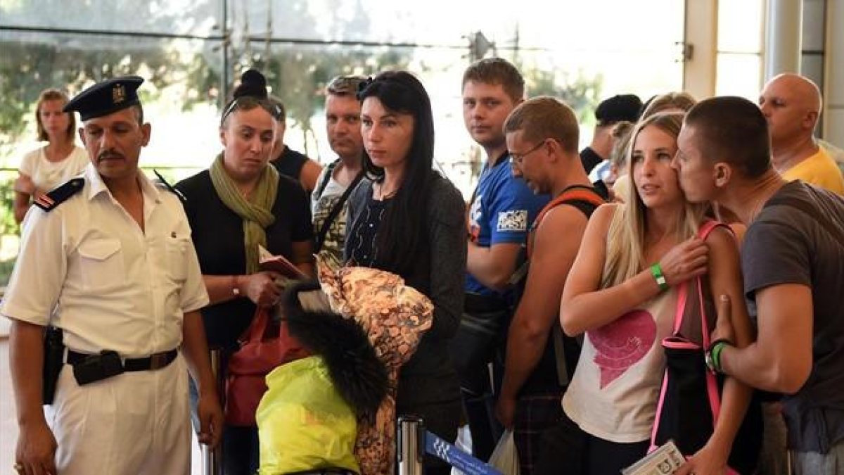 Turistas rusos, en el aeropuerto de Sharm el Sheij.-AFP / MOHAMED EL SHAHED