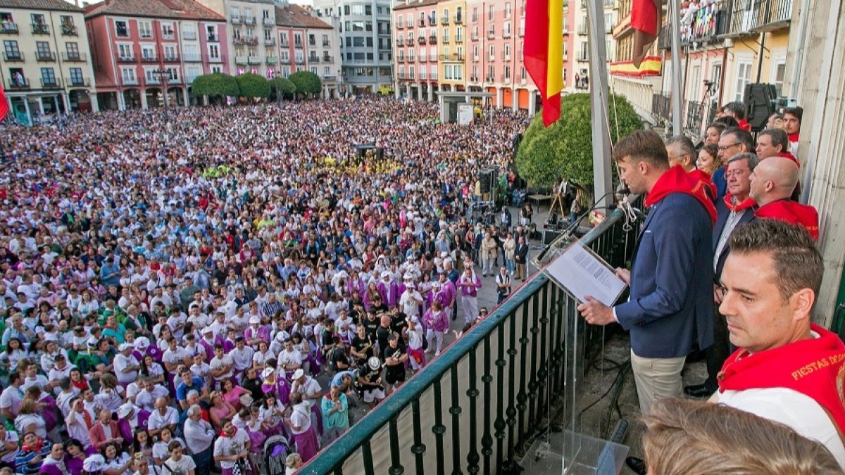 Pregón de las fiestas de San Pedro 2022 a cargo de Calero y 'Michu' con la Plaza Mayor abarrotada. TOMÁS ALONSO