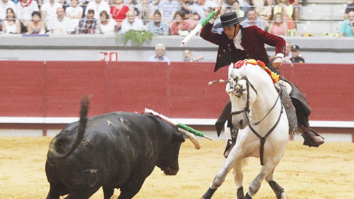 El rejoneador Óscar Borjas durante una corrida de toros de la temporada en Burgos.-ECB