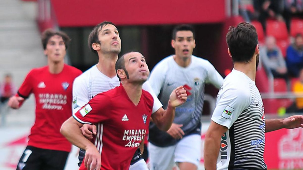 Diego Cervero, el pichichi de la categoría, volvió a perforar la portería rival en el envite de ayer en el feudo del Caudal.-JOSÉ ESTEBAN EGURROLA