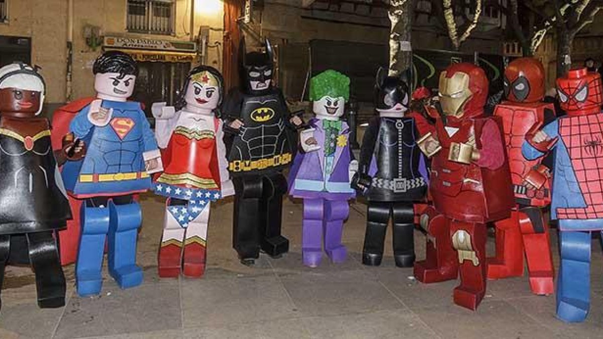 Muchos superhéroes observaban el desfile musculosos y delgados, grandes y mayores. Los superhéroes de Lego, los más originales.-SANTI OTERO