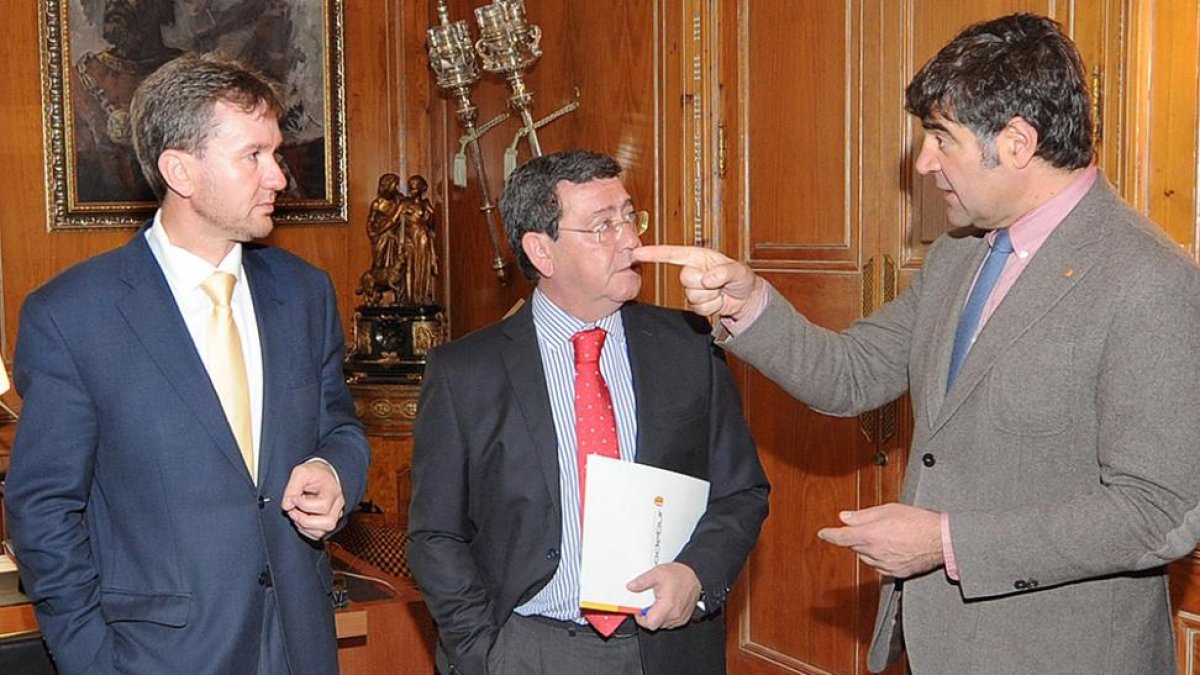 A la derecha, Gómez junto a César Rico y Javier Lacalle.-ISRAEL L. MURILLO