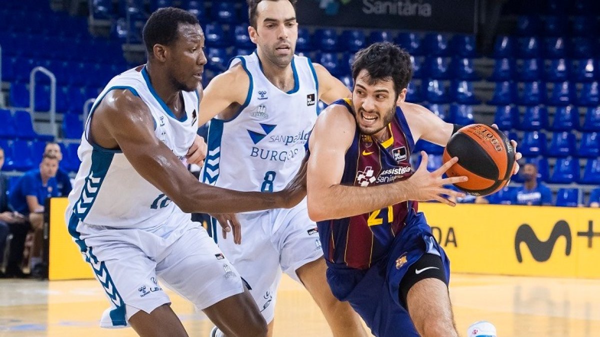Sakho y Benite (detrás) intentan frenar el avance de Abrines. ACB PHOTO / V. SALGADO
