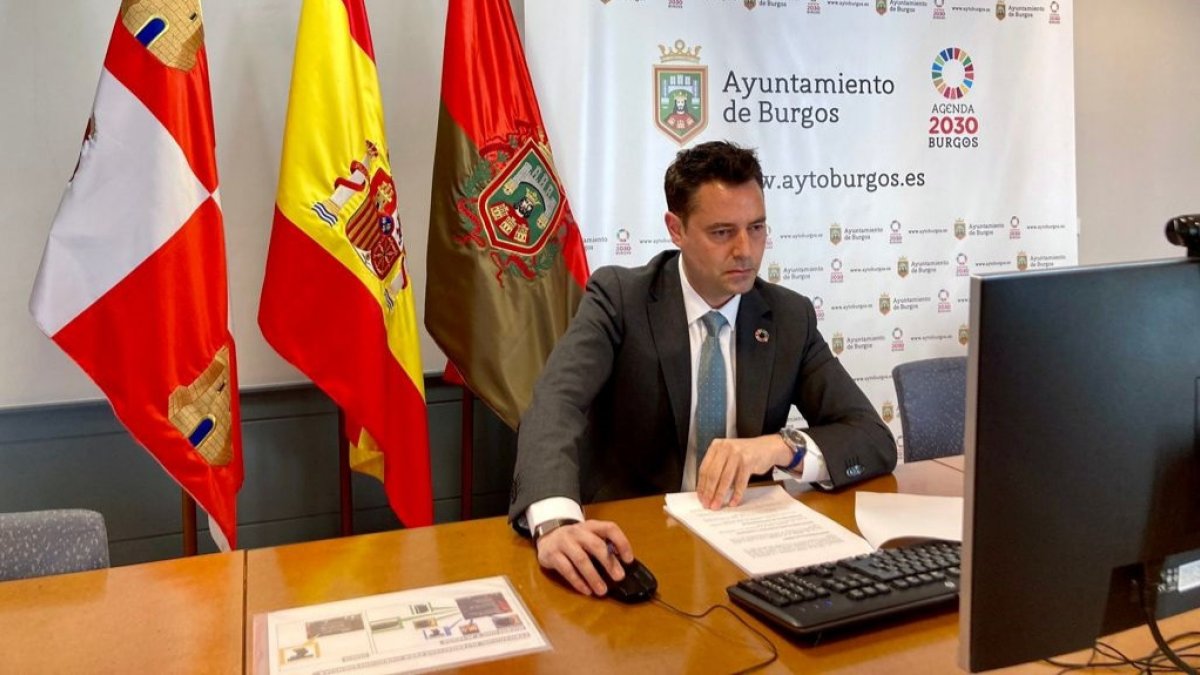 El alcalde de Burgos, Daniel de la Rosa, en el pleno municipal de ayer. PSOE