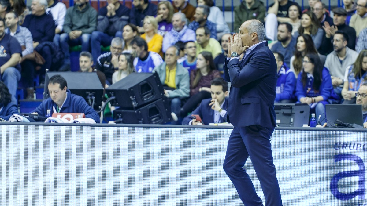El entrenador del Hereda San Pablo Burgos dirigiéndose a los suyos en el Coliseum. SANTI OTERO