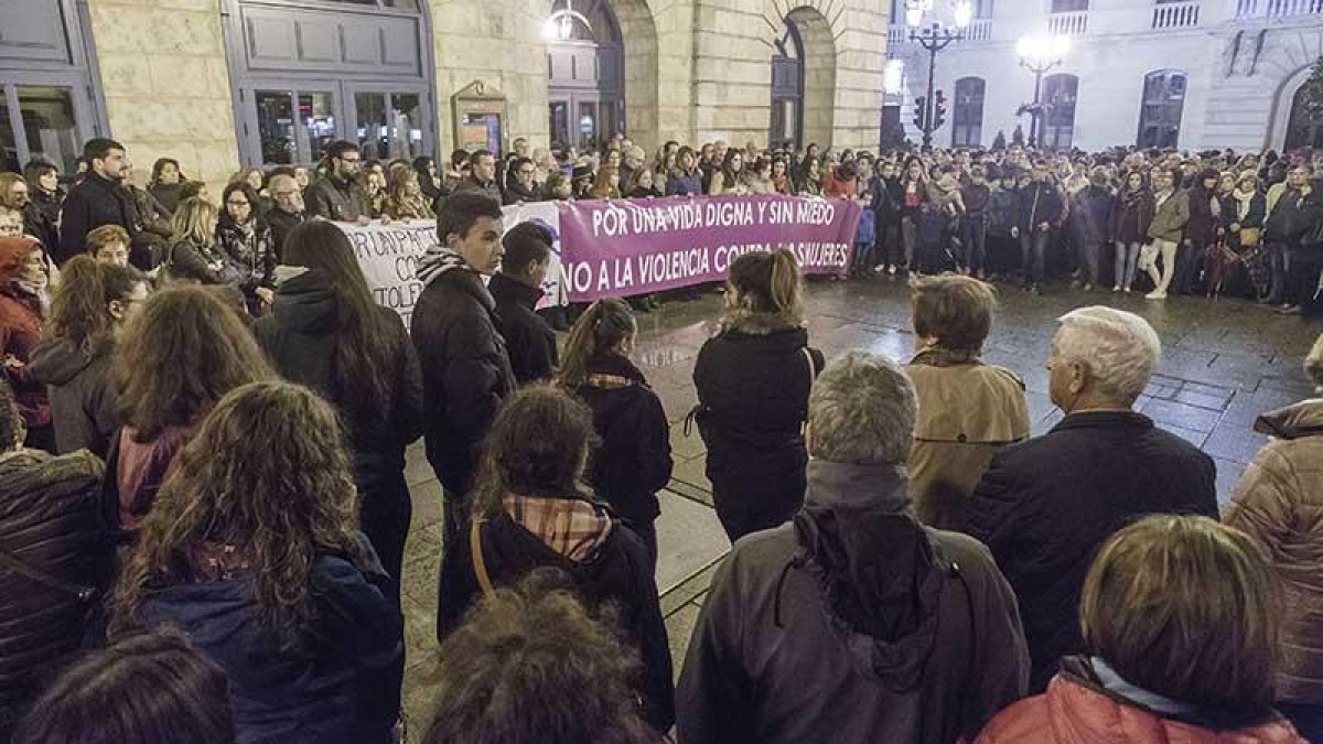 Imagen de archivo de una concentración ciudadana, en la Plaza del Cid, contra la violencia de género.-SANTI OTERO