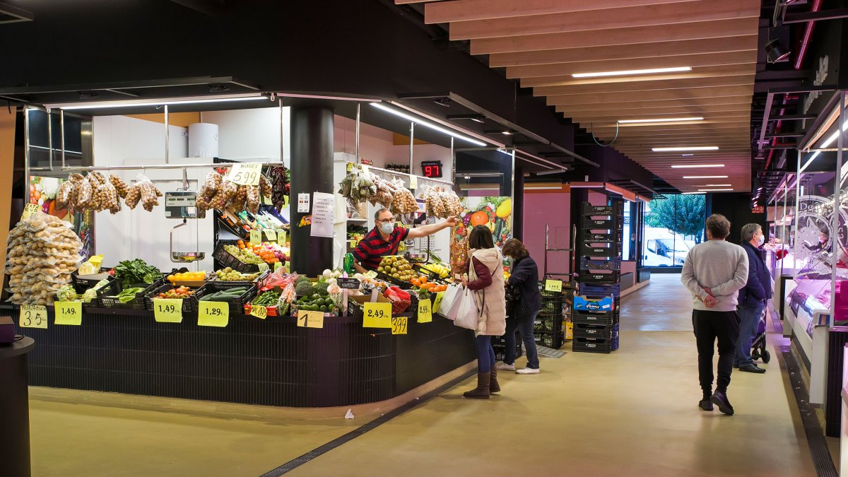 Interior del mercado del G-9 en Gamonal. TOMÁS ALONSO