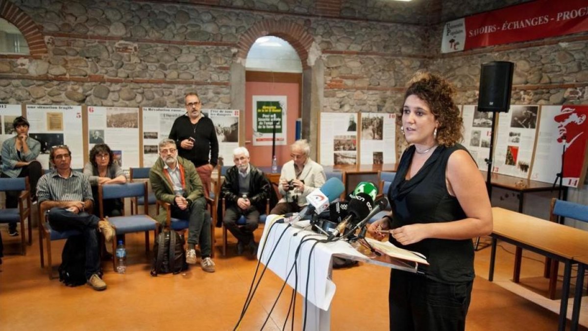 La portavoz de la CUP, Núria Gibert, durante la rueda de prensa que ha ofrecido tras la reunión del Consejo Politico en Perpinyà.-EFE / ROBIN TOWNSEND