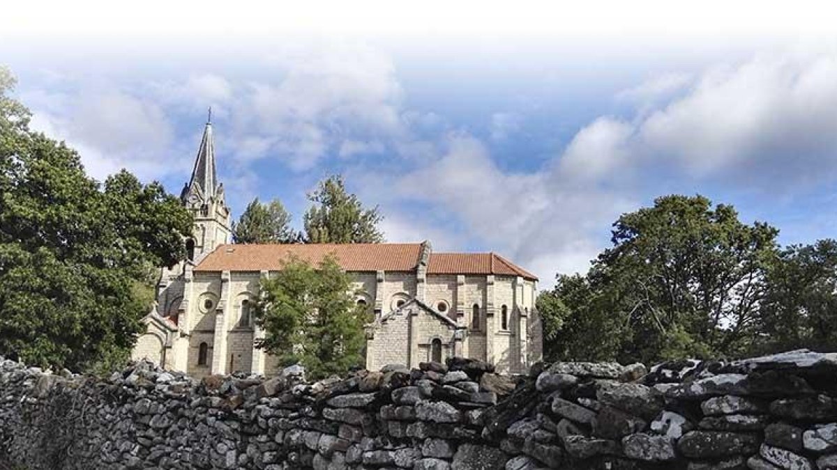 La iglesia salta de pronto a la vista tras muros de piedra, que también esconden su cementerio.-M. M.