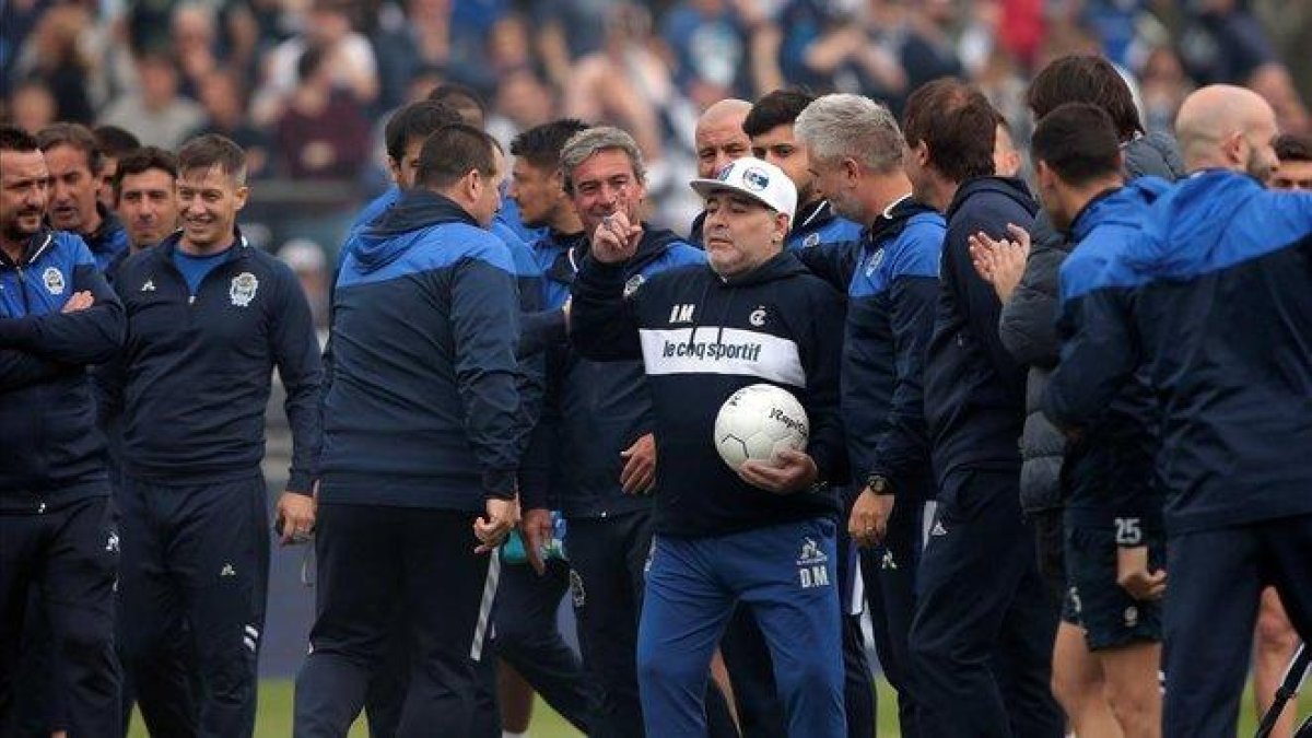 Maradona, en su presentación como técnico de Gimnasia y Esgrima.-