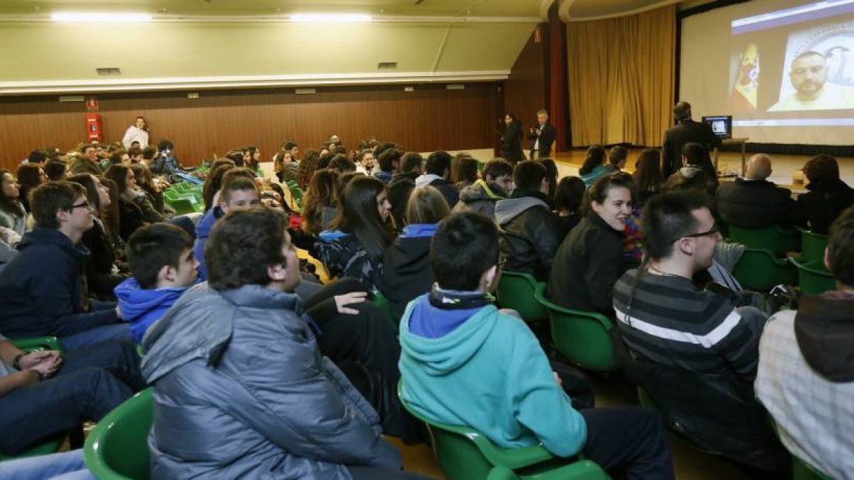 Los alumnos pendientes de la conexión con Ayuso y Díaz.-RAUL G. OCHOA