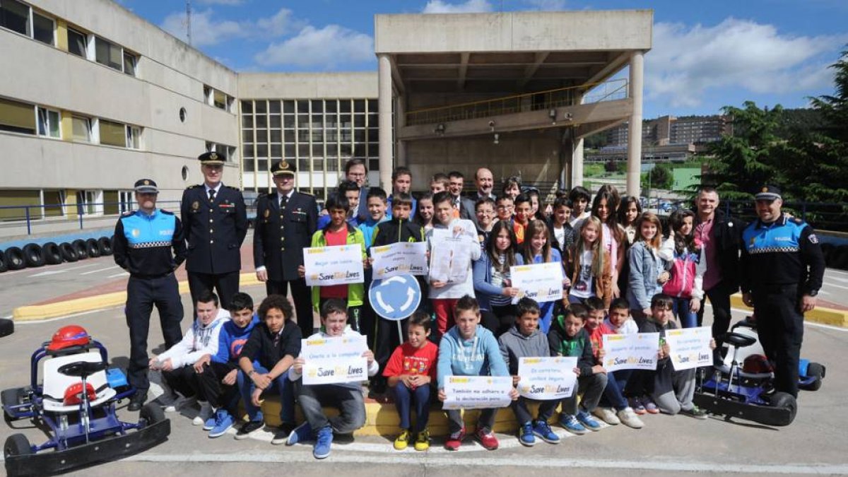 Los alumnos posan con carteles con el lema de la campaña junto a responsables políticos y de la Policía Local.-ISRAEL L. MURILLO