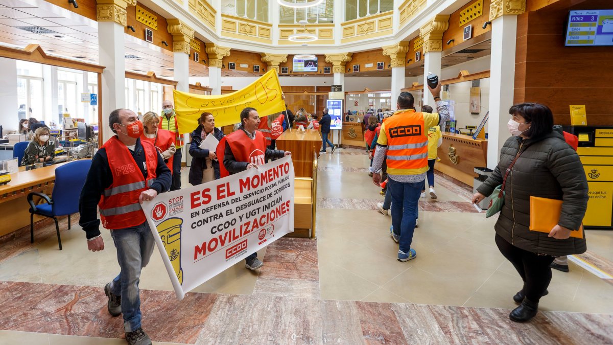 Imagen de la protesta en el interior de la sede central de Correos. SANTI OTERO