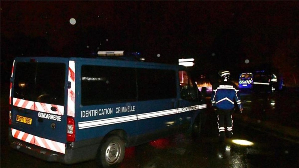 La policía y servicios de emergencia cerca de la residencia para monjes donde una mujer ha sido hallada muerta.-