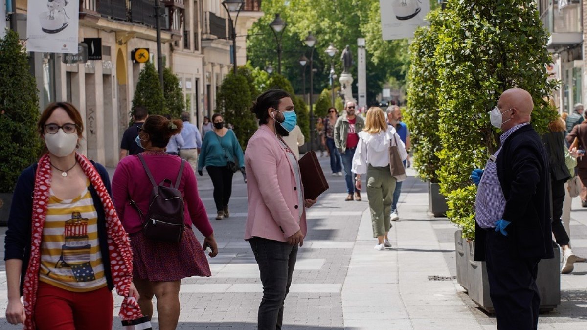 Gente paseando por la calle Santiago de Valladolid. - J. M. LOSTAU