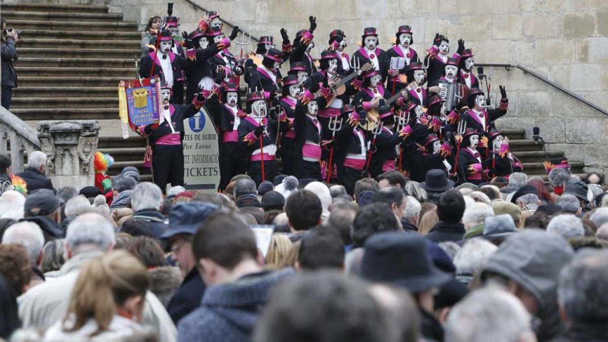 Los integrantes de la Peña Recreativa Castellana en las escaleras de la Puerta del Sarmental interpretando sus coplas de Carnaval ante el público que abarrotaba la plaza.-RAÚL G. OCHOA
