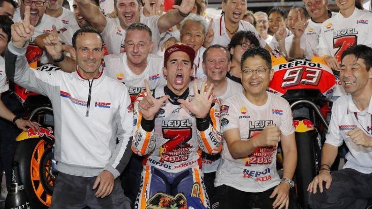 Alberto Puig, Marc Márquez y Yoshishige Nomura, presidente del departamento de competición de Honda (HRC), celebran el nuevo título del catalán.-REPSOL MEDIA / JAIME OLIVARES