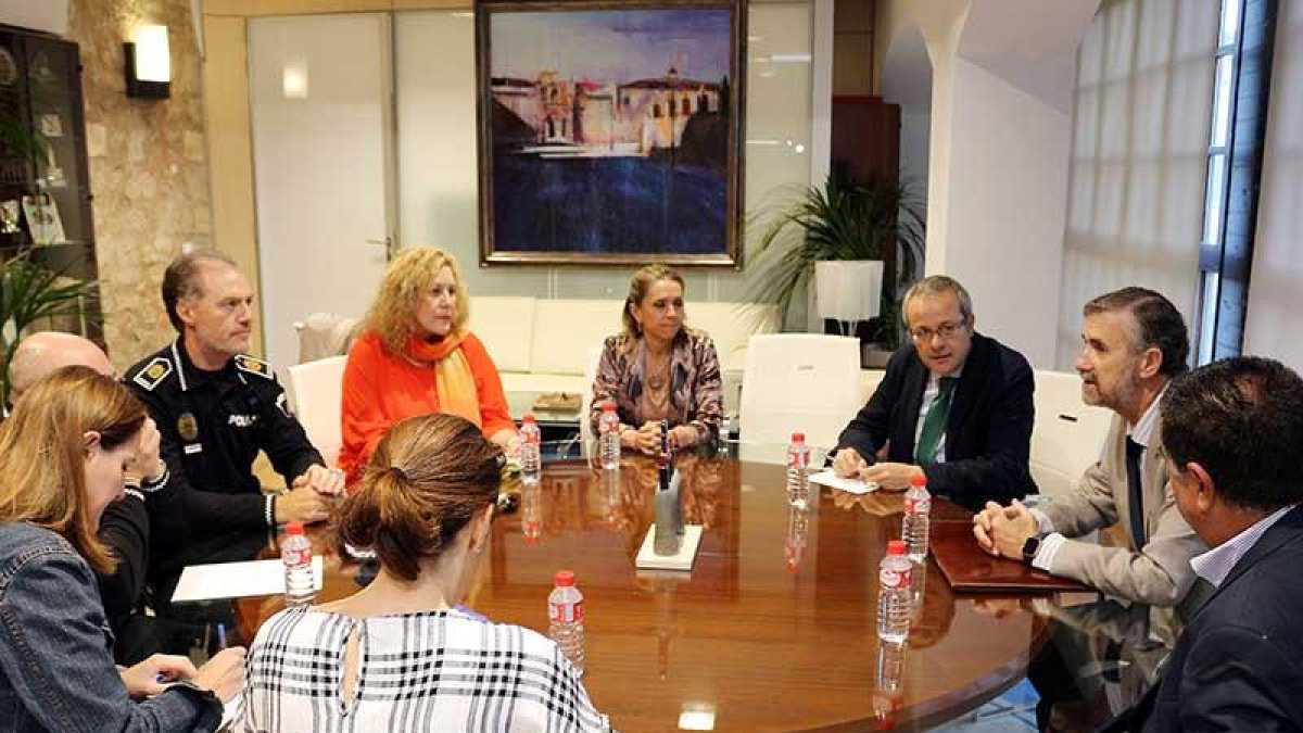 Imagen de la reunión celebrada ayer en la Universidad.-ECB