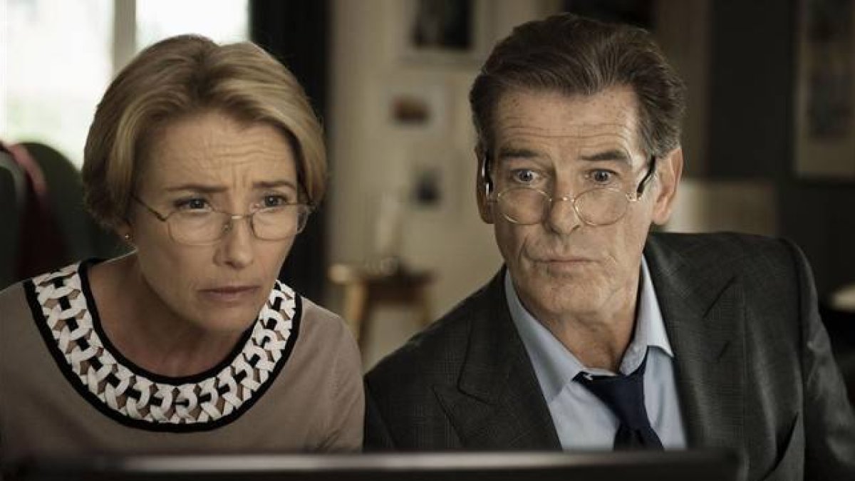 Emma Thompson y Pierce Brosnan, en una escena de 'Un golpe brillante'.-