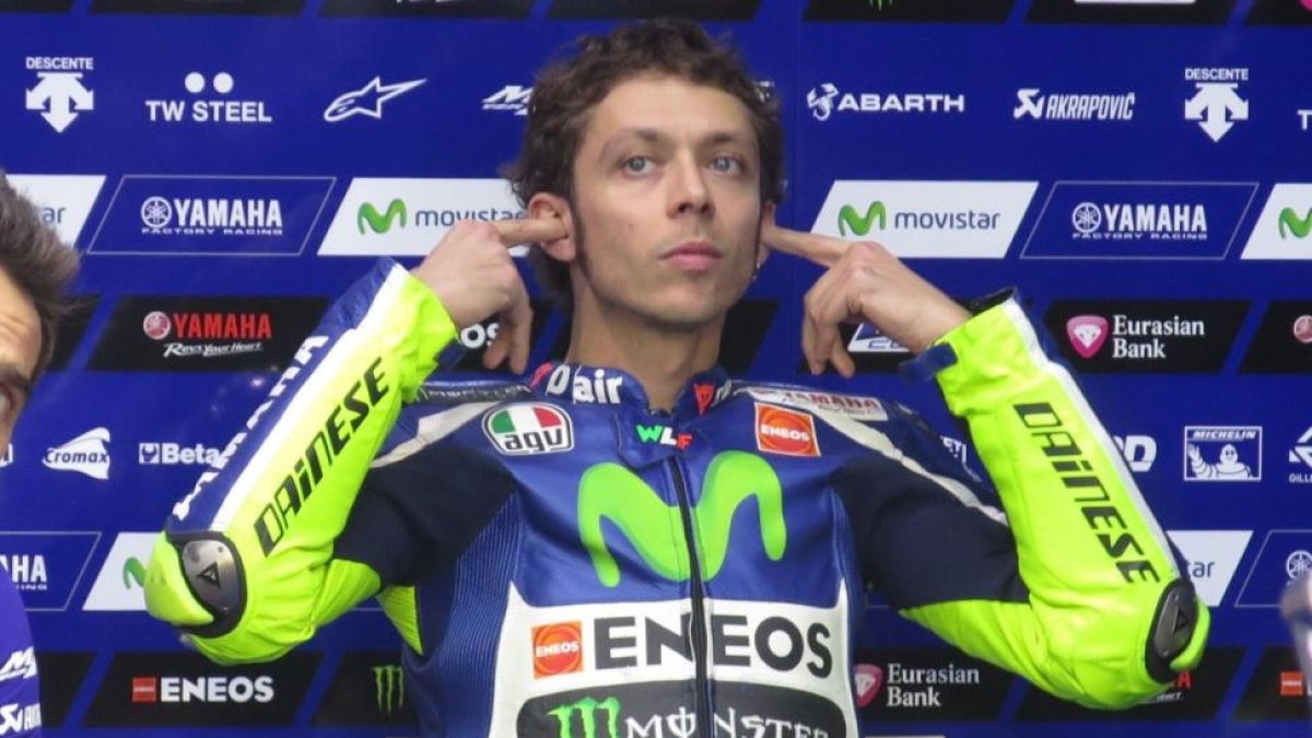 Rossi se aprieta los tapones en los oídos antes de ponerse el casco en Jerez-EMILIO PÉREZ DE ROZAS