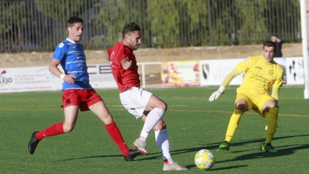 Castro chuta a puerta en un partido en casa.-RAÚL OCHOA
